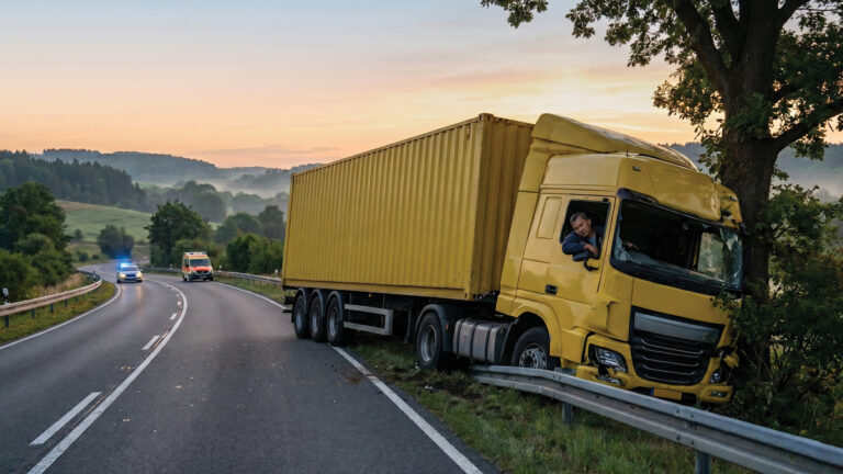 Jangan Paksakan Nyetir Saat Microsleep, Ini Penyebab Kecelakaan Truk yang Sering Diabaikan
